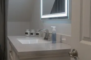 New Luxury Studio Suite. Superhost with 4.9 Stars on otherlisting sites.Sleeps 4 - Image 3