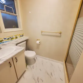 Spacious 2-bedroom Suite with parking and AC - Image 5