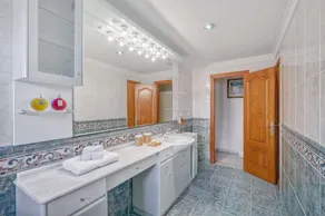 Luxurious villa with pool in Bahía Grande - Image 4