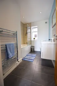 Comfortable home with mod cons in a peaceful area giving you a homely feel. - Image 5