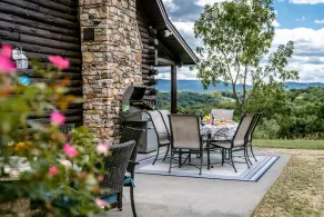 Ellie's Log Cabin: Enjoy cozy shelter with magnificent Outlook! - Image 4