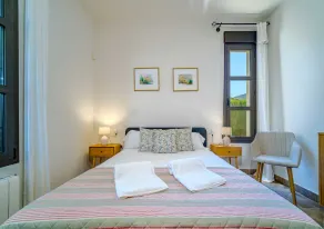 Villa Abaesko, con Jardín y Piscina Privada - Image 5