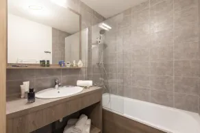 Wifi, au pied des commerces, piscine, sauna, hammam, terrasse, balcon, télévision, casier à ski - Image 5