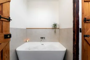 The Old Coach House – Romantic Devon Barn with Gardens Near Totnes & Dartmoor - Image 4
