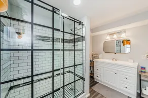 Beautiful, Quaint, and Charming 1 Bedroom Private Suite with Fenced Backyard!  - Image 2