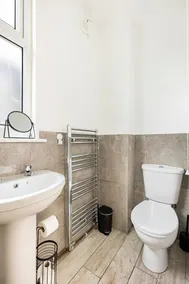 Stylish one bedroom apartment in Greater London - Image 4