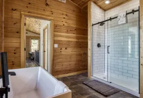 Smoky Lake Retreat 3 Bedroom Cabin by RedAwning - Image 2