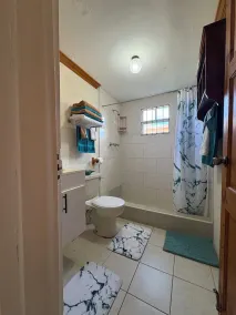 Acolhedor e independente apartamento de 2 quartos localizado na movimentada costa sul - Image 3