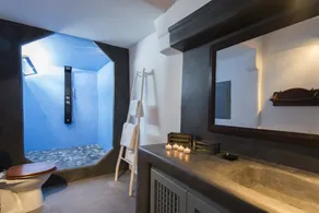 QUIET PART OF FIRA VERY CENTRAL 3 BEDROOM 2 BATHROOMS SPACIOUS TRADITION MODERN - Image 4