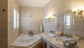 7 bedroom accommodation in Chalkida - Image 3