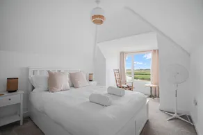 4 bed with hot tub and views over the nature reserve - Image 5