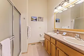 2 Quail- Elegant & Modern, 3 Min. Walk to SHARC & Passes, Hot Tub, Fireplace, Bikes - Image 4