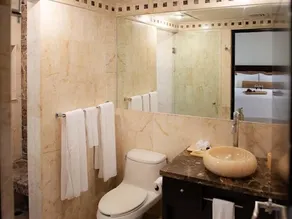 Oceanfront condo on beach w hot tub! Minutes walk to restaurants & bars! 2pools - Image 3
