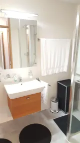 Apartment with garden - Image 3