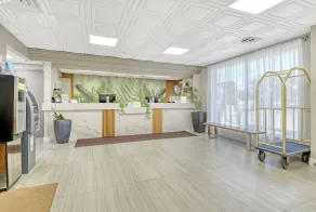 Bayview Waterfront Room, Heated Pool, Tiki Bar & Grill ! - Image 5
