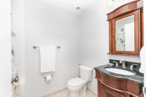 Beautiful 2brm condo w free parking fast WiFi - Image 3