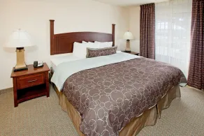 King Suite Near Airport | Pool + 24h Gym - Image 4