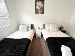 3 Bedroom House With Free Parking - Image 4