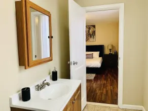 ✪King Bed Apartment✪ in Suburbs | Perfect Long Term Stay - Image 2