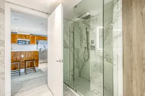 Condo spacieux avec piscine partagée sur le toit et emplacement incroyable! - Image 3