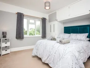 Cheerful 6 bedroom property with cinema room - Image 5