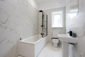 NEW Spacious Flat Ideal for Business Sleeps 4 - Image 3