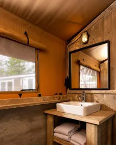 A very chill safari tent with your own bar: the bartenter! - Image 3