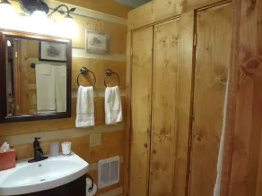 Charmerende NC Mountainside & Riverside Cabin In A Serene Vineyard Setting - Image 2