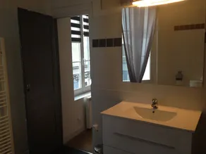 Located in the inner city of Honfleur, with aspect of both town house and apt. - Image 3