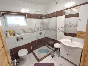 Holiday apartment with panoramic view of the lake, close to the water - Image 4