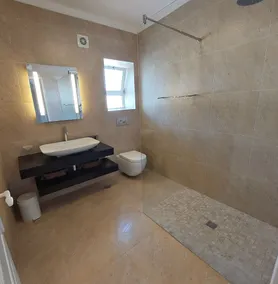 Typisk hus på bjergsiden, havudsigt, privat pool, lukket have - Image 3