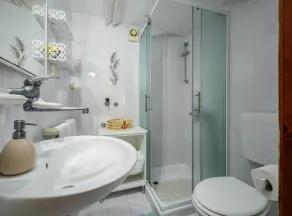 Pretty Apartment With Balcony - Image 5