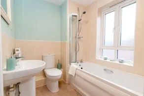 Westside Apartments :Cosy 2 Bed 2 Bath Flat - Image 3