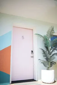 Pretty N Pink – Retro 1960s Motel Near Chattanooga - Image 2