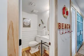 3-BR Beach Wood Villa - Only 4-Minute Stroll to Ocean! - Image 5