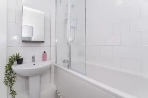 Layerthorpe House with parking  - sleeps 6 guests  in 3 bedrooms - Image 3