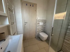 Modern apartma located in a quiet street, located near the lake. - Image 4