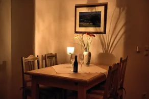 Apartamento no sótão com Sichtdachstuhl, 48 m², para 2 - 4 pessoas., Móveis de madeira maciça, varanda coberta virada a sul com Bergbl - Image 3