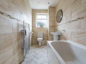 Central large 3 bedroom home - Image 3