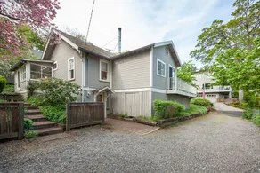 Downtown home, large deck, short walk to the heart of Hood River! Pet Friendly! - Image 4