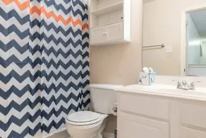 Large Comfy  4BR Retreat/Great Location ~Fam/Group - Image 4