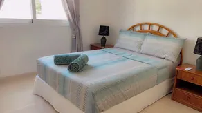 Apartamento térreo com piscina, A / C, TV, DVD, WIFI, pátio e estacionamento privativo - Image 4