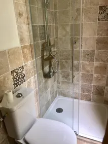 Independent, cosy room with pool access - Image 3