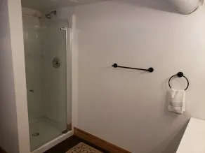 Historic Hardware Inn with River Views: Ely Suite - Image 4