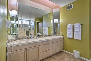 Upstairs suite, overlooking the pool - Image 4