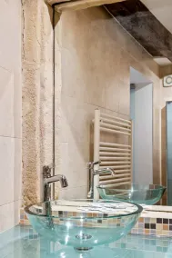 Cozy Apt with Smart TV Elevator & Equipped Kitchen - Image 5