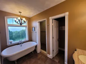 Heywood Manor- Private, peaceful, yet close to town. Make memories here! - Image 4