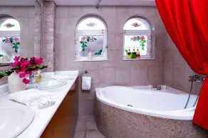 Villa a due piani con quattro camere da letto, ottima posizione, vasca idromassaggio all'aperto, piscina e giardino! - Image 2