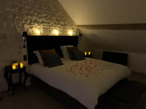 Chambre Baroque Avec Jacuzzi Privatif Sous les Poutres - Image 4