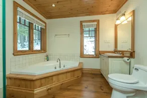 Sandy Shores on Lake Joseph ~ Luxury cottage & boathouse - Image 5